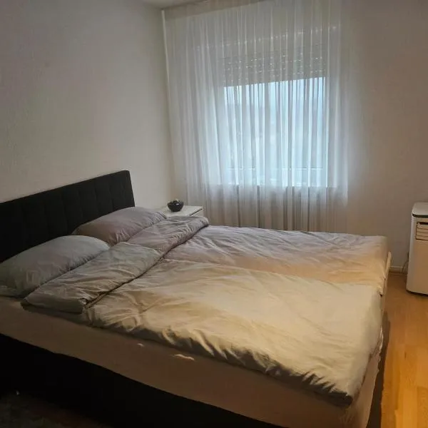 Gemütliche 2-Zimmer-Ferienwohnung mit Wohnzimmer, Dusche & Küche, Schlafzimmer，位于特里尔的酒店