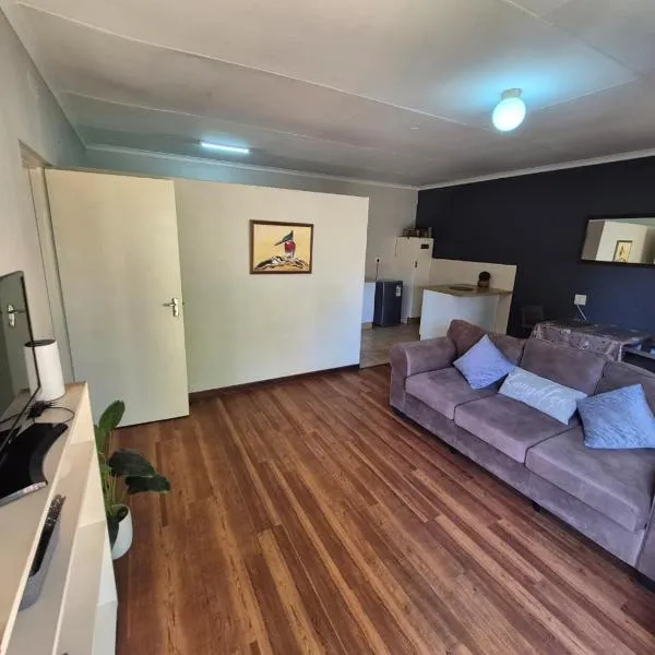 Cicada's Call Guest Cottage，位于内尔斯普雷特的酒店