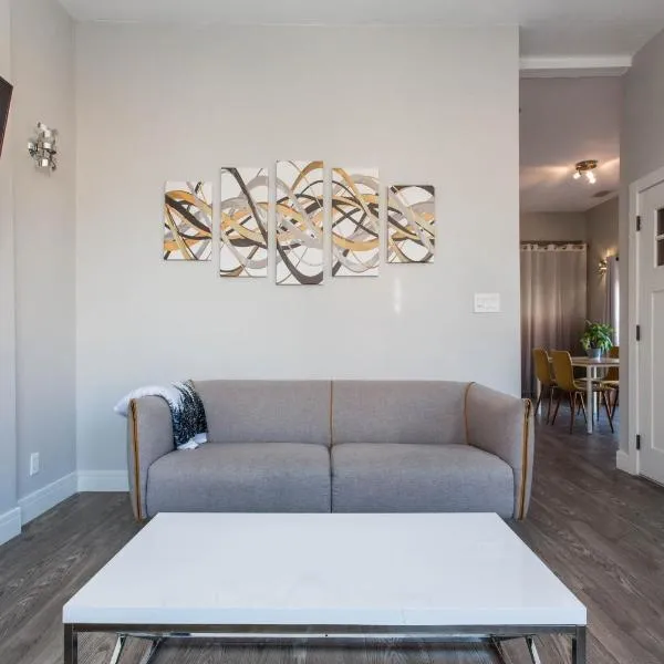 Double Play Wrigley - Prime Location Across from Wrigley Field & Transit - 2BR Apts，位于芝加哥的酒店