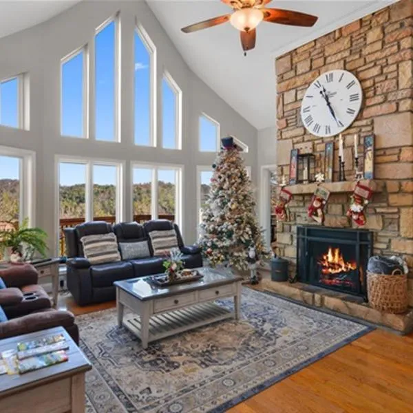 Lily's Lookout Lodge - Helen, GA，位于海伦的酒店