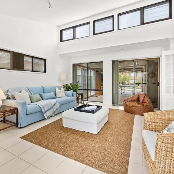 Bay Bliss - Fireplace - 3 Mins Walk to Beach，位于卡拉拉海滩的酒店