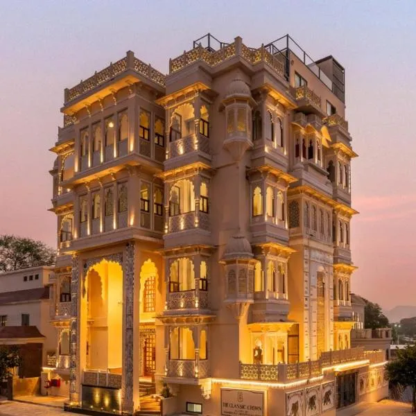 The Classic Crown Udaipur - A Luxury Hotel by Lake Pichola，位于乌代浦的酒店