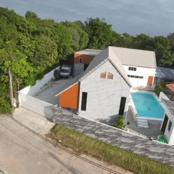 Windy Pool Villa Pattaya Private Entire house，位于Ban Bang Lamung的酒店