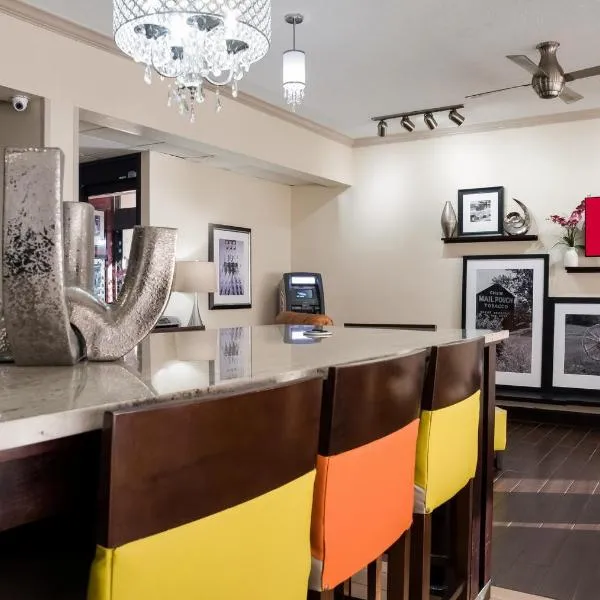 图珀洛红屋顶酒店，位于图珀洛的酒店