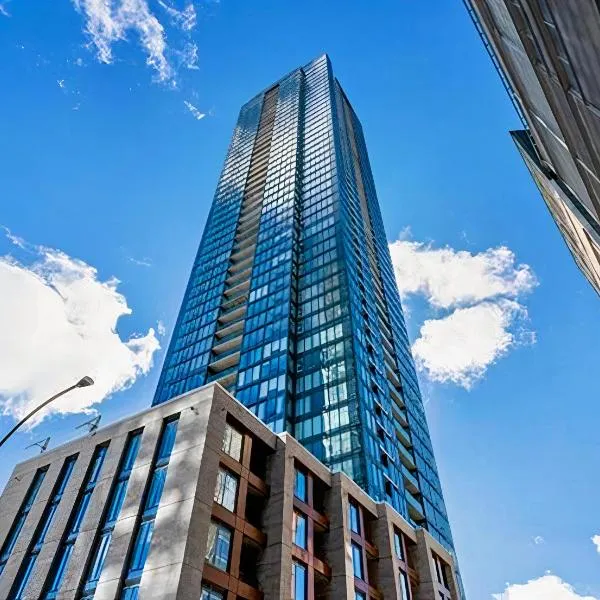 Panoramic Horizon Condo - Downtown Montreal with Pool and Parking，位于蒙特利尔的酒店