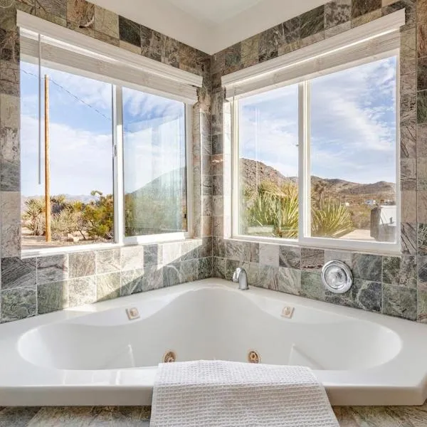 Santuario - 40 acres, EV, hot tub, pool, pizza oven，位于约书亚树的酒店