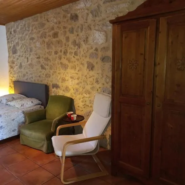 grand studio au calme vue sur la rivière，位于Vianne的酒店