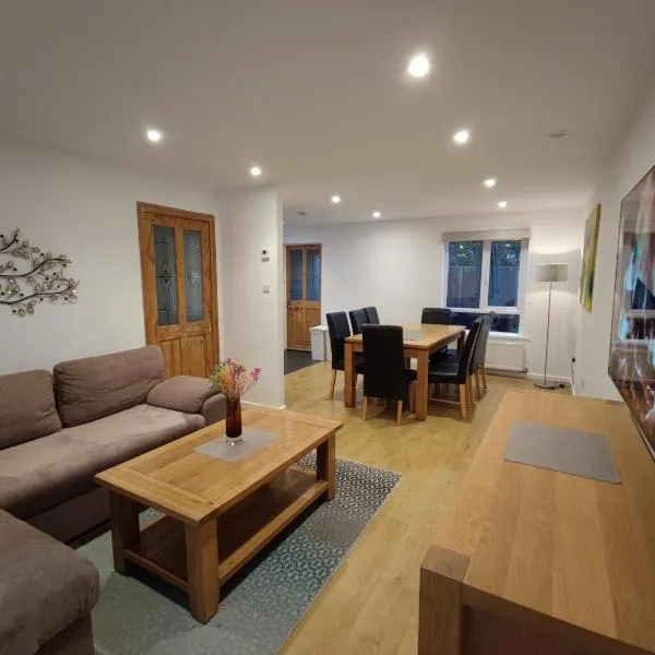 HOUSE, Garden, PARKING, Wi-fi, CONTRACTOR STAY, sleeps 8, close to the beach, shops, hospital, airport , 3 Bedrooms，位于伯恩茅斯的酒店