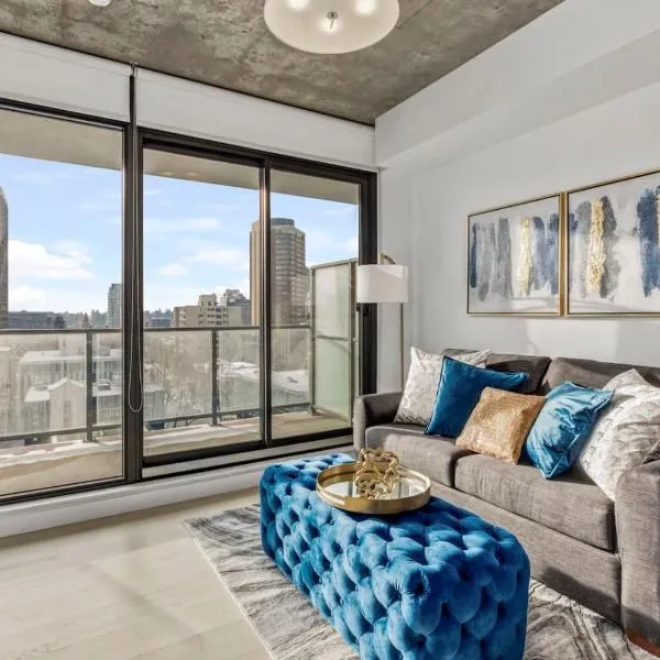 Spacious and Stylish Modern Condo in Calgary，位于卡尔加里的酒店