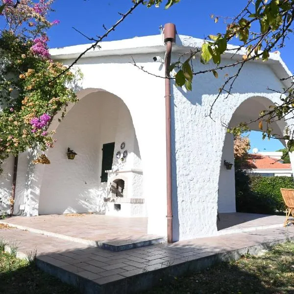 N272 - Numana, meravigliosa villa con giardino e vista mare，位于努马纳的酒店