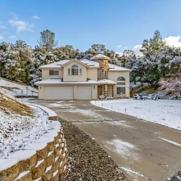 Heaven Heights - HotTub, Pet Friendly, EV Outlet, Pool Table, Game Room, BBQ, FirePit, Library，位于奥克赫斯特的酒店