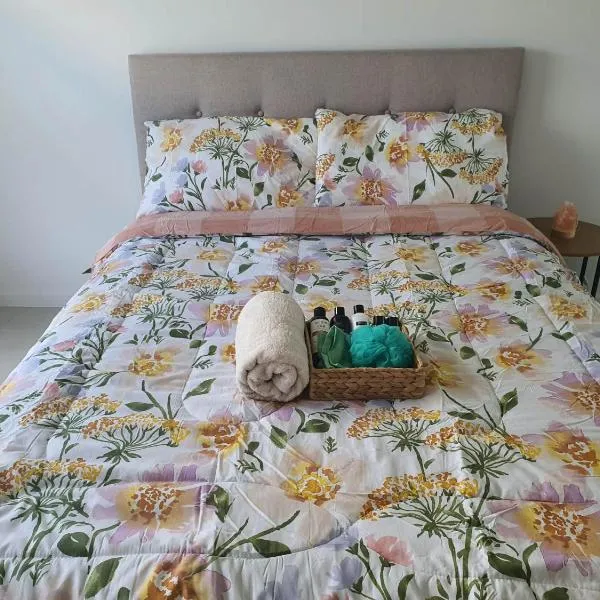 Quiet Spacious Room in a Shared Family Home in Yarrabilba，位于Plunkett Station的酒店