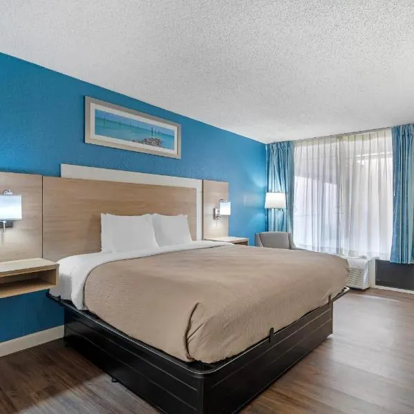 会议中心旅馆及套房品质酒店，位于新里奇港的酒店