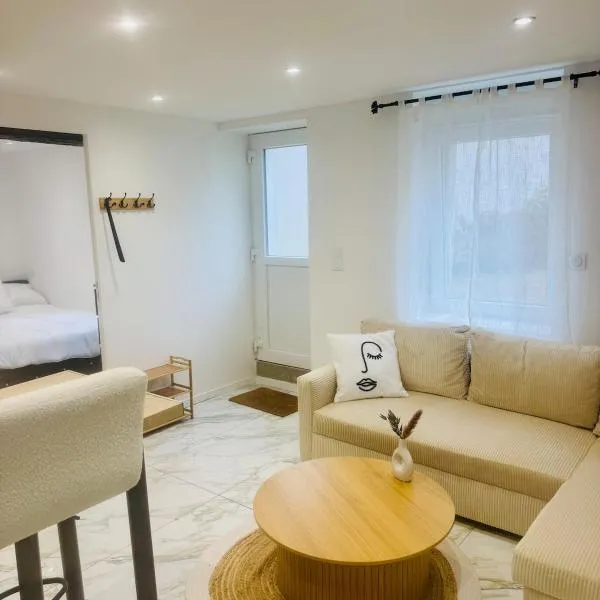 Wihi-Loges - Appartement grand studio, calme, centre ville de Nevers，位于讷韦尔的酒店