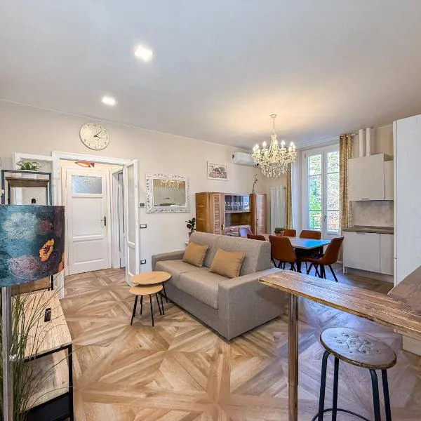 Parking Available - Elegant Two-Bedroom Apartment with Balcony，位于切尔诺比奥的酒店