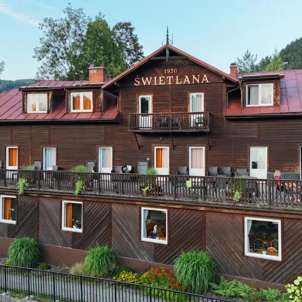 Willa Świetlana，位于皮夫尼奇纳的酒店