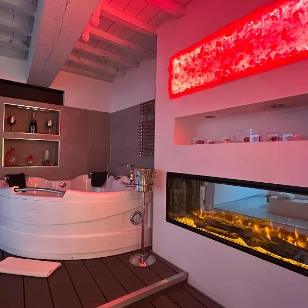 THE SECRET SUITE - Luxury on the lake Endine，位于Ranzanico的酒店