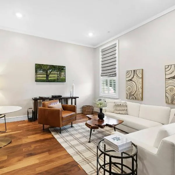 Hotel Suites at Vanderbilt，位于韦斯特伯里的酒店