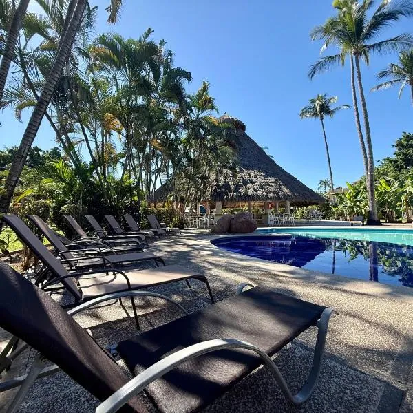 Premium Glamping - Pool Waterslide Wi-Fi & Private Patio Lounge，位于巴亚尔塔港的酒店