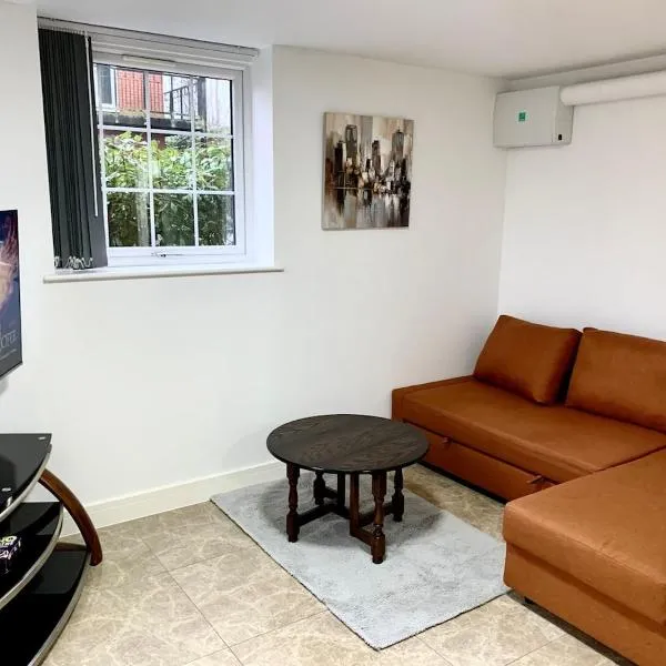 Ibiza Royale -Sleeps 6-Free Parking -Wi-Fi，位于伯明翰的酒店