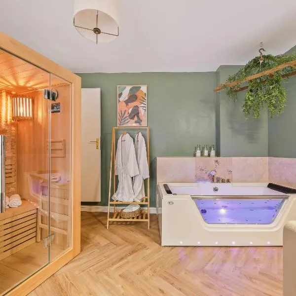 L'Evasion Tropicale - idéal couple - plein centre - sauna - baignoire balnéo LED 2 places - TV 4K Ambilight 130cm - parking gratuit à 2 pas du logement - wifi - maison médiévale sur 2 étages - entièrement rénovée 37m2，位于巴尔日蒙的酒店