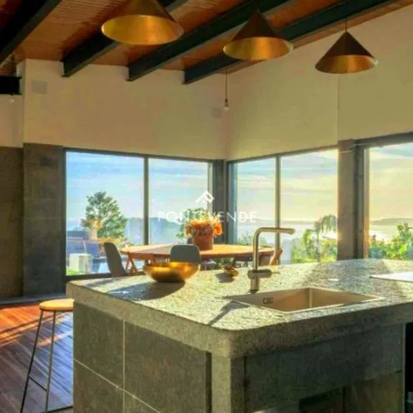 Blackhouse piscina climatizada de mayo a octubre，位于庞特维德拉的酒店