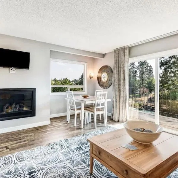 Riverfront Condo with Amazing View - Downtown Bend，位于本德的酒店
