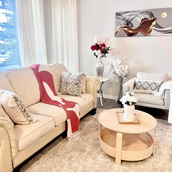 Spacious & Comfy Upper Floor 3BR Suite in Detached House，位于卡尔加里的酒店