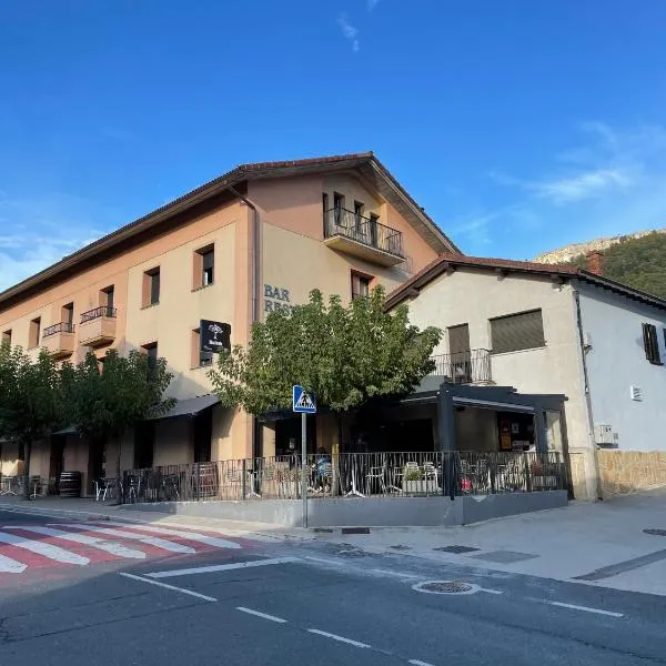 Hostal Restaurante Ibaisek，位于Zudaire的酒店