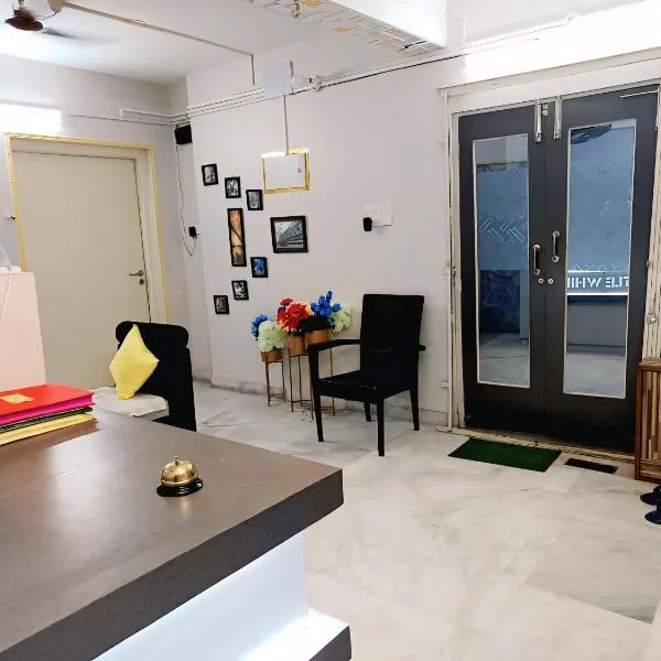 Little While Elitz-Budget micro hotel-Backpacker friendly-Near metro，位于加尔各答的酒店