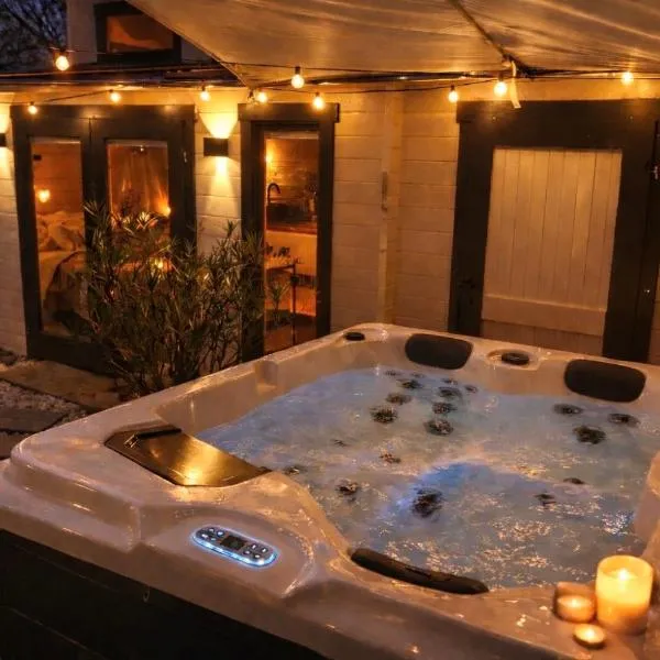 Wellness Ferienwohnung mit Sauna, Massagen, Spa, beheizbarem Whirlpool bei Leipzig，位于Pomssen的酒店