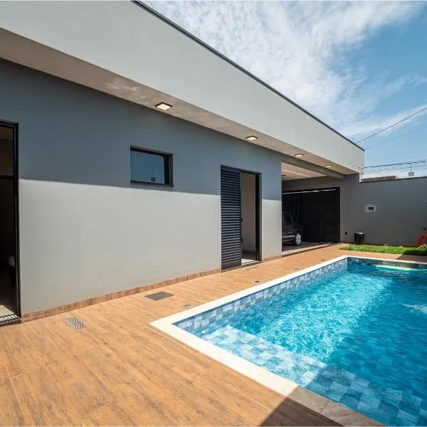 Casa com Piscina, Wi-Fi e Garagem，位于皮拉苏农加的酒店