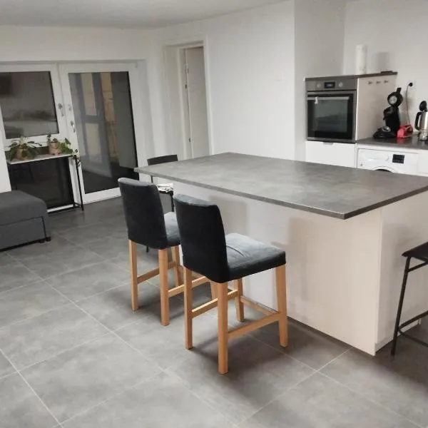 Möblierte Zimmer in privater Wohnung in Köln Heimersdorf，位于科隆的酒店