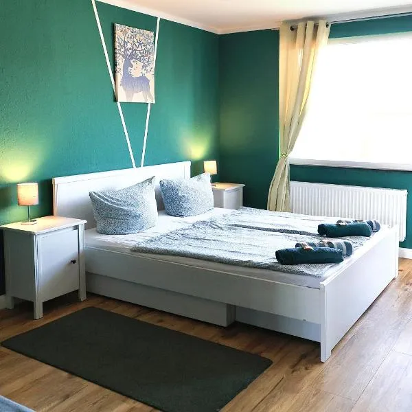 - Forest Retreat Deluxe - 2 Bedroom Apartment - 75 qm - Fully Renovated 2025 with TV & Netflix - King Size Beds - Full Kitchen - Free Parking - Close to Airport & Train -，位于杜伊斯堡的酒店