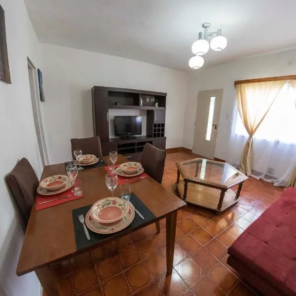 Casa cerca del centro luminosa y tranquila con patio，位于里瓦达维亚海军准将城的酒店