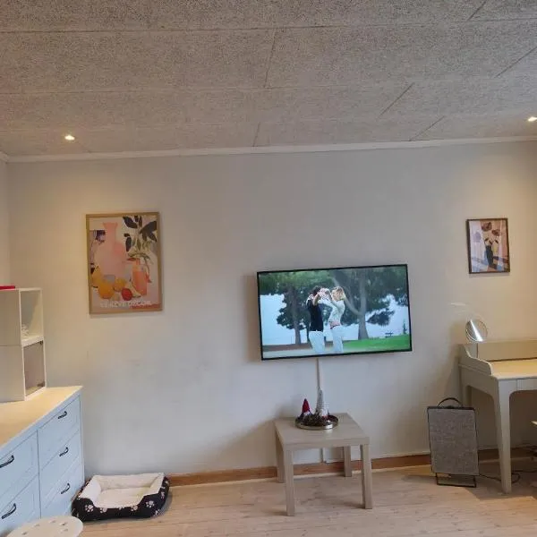 Centrally located townhouse in quiet surroundings，位于埃斯比约的酒店