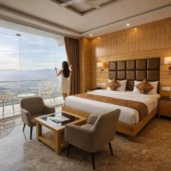 Hotel Classic Crown - #scenic mountain view #open terrace #parking #premium room with balcony #guest prefferred #best seling hotel in mussoorie，位于穆索里的酒店