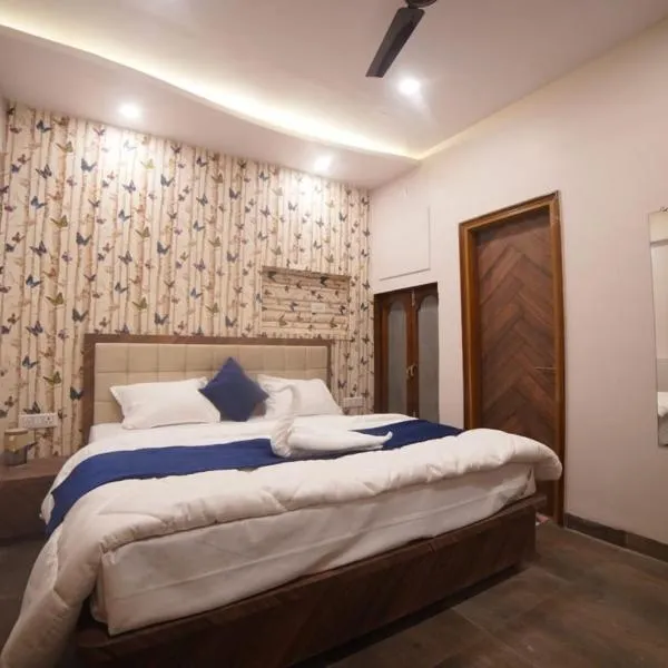 Hotel Char Dham Palace Near Kashi Vishwanath Temple，位于瓦拉纳西的酒店