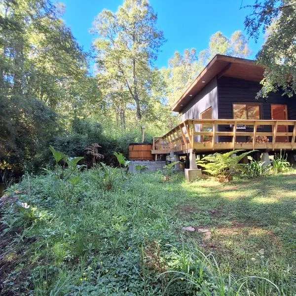 Cabañas y Hostal Casa de Campo Rukaleufu a orillas del Rio Huiscapi，位于比亚里卡的酒店