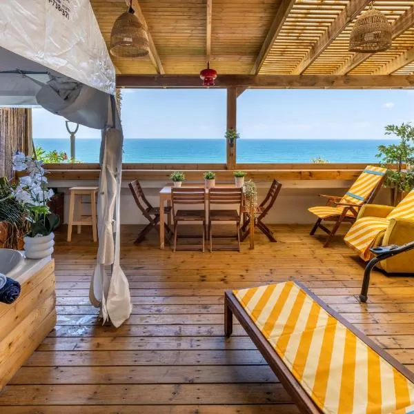 קסם על הים- דירות נופש עם ג'קוזי פרטי ונוף פרטי לים，位于内坦亚的酒店