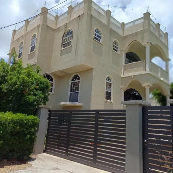 Modern studio apartment near beach，位于圣詹姆斯的酒店