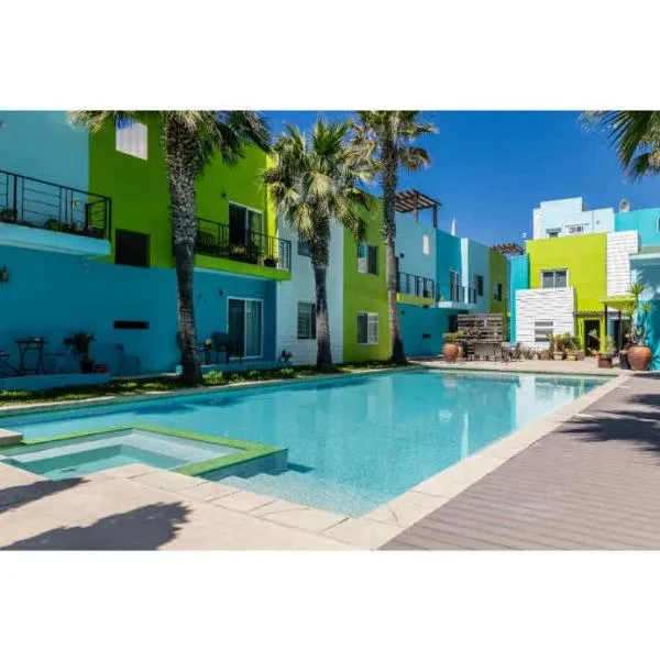 Rosarito pool & garden bar oXxo Farmacy，位于提华纳的酒店