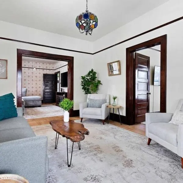 Downtown Gillett Bungalow, Fireplace, 3B, Historic，位于Gillett的酒店