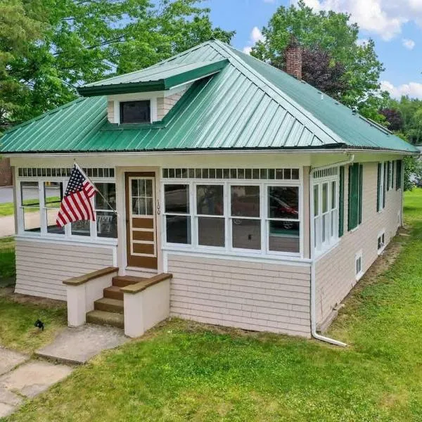 Downtown Gillett Bungalow, Fireplace, 3B, Historic，位于Gillett的酒店