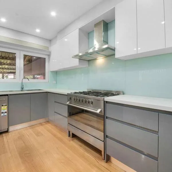 Lovely Duplex in Cabramatta West 4 bedrooms，位于Cabramatta Station的酒店