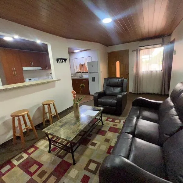 Apartamento completo cerca del Aeropuerto y Parque Viva 5 personas，位于Guácima的酒店