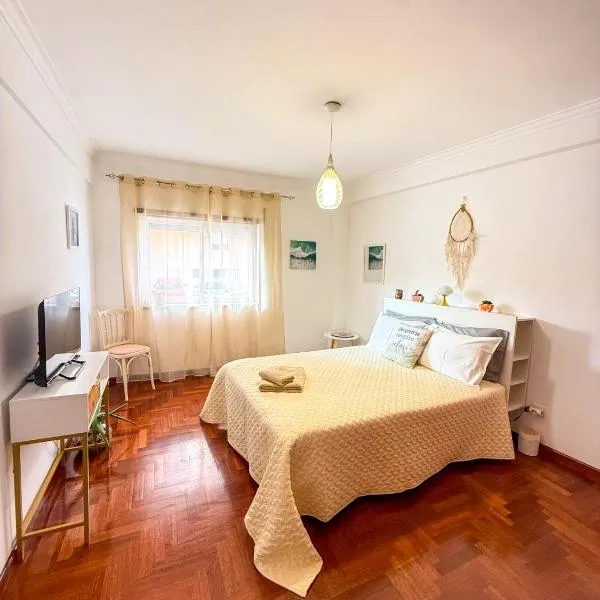 Superhost Stay Spacious Double Rooms near Lisbon and Beaches，位于克洛伊奥斯的酒店