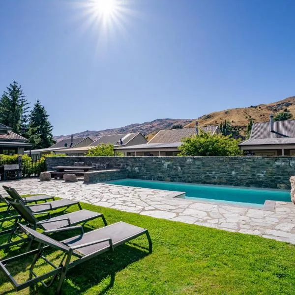 Cardrona Villa with Pool and Jacuzzi，位于卡德罗纳的酒店