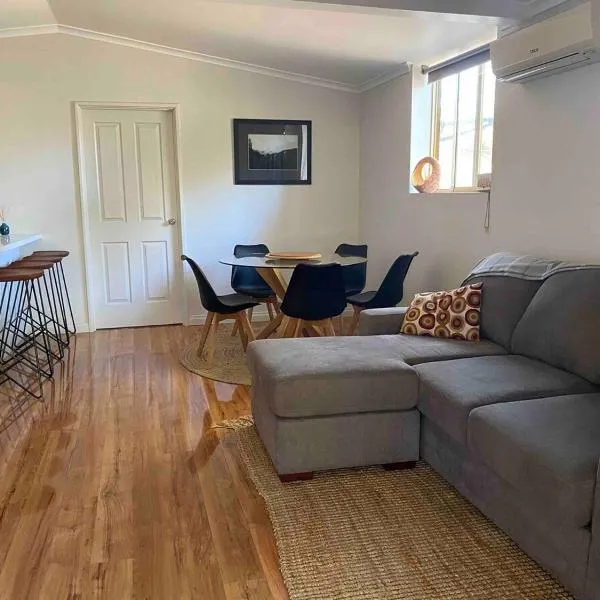 Modern spacious apartment, Airconditioned, WIFI & coffee machine，位于Coodanup的酒店