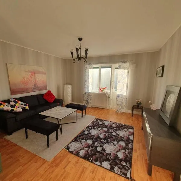 En apartment in central Finspång, 2 bathrooms，位于Finspång的酒店